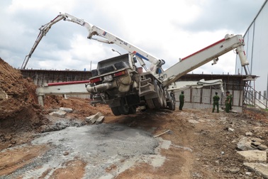 Tay cần cẩu của xe bơm bê tông quật 2 công nhân tử vong