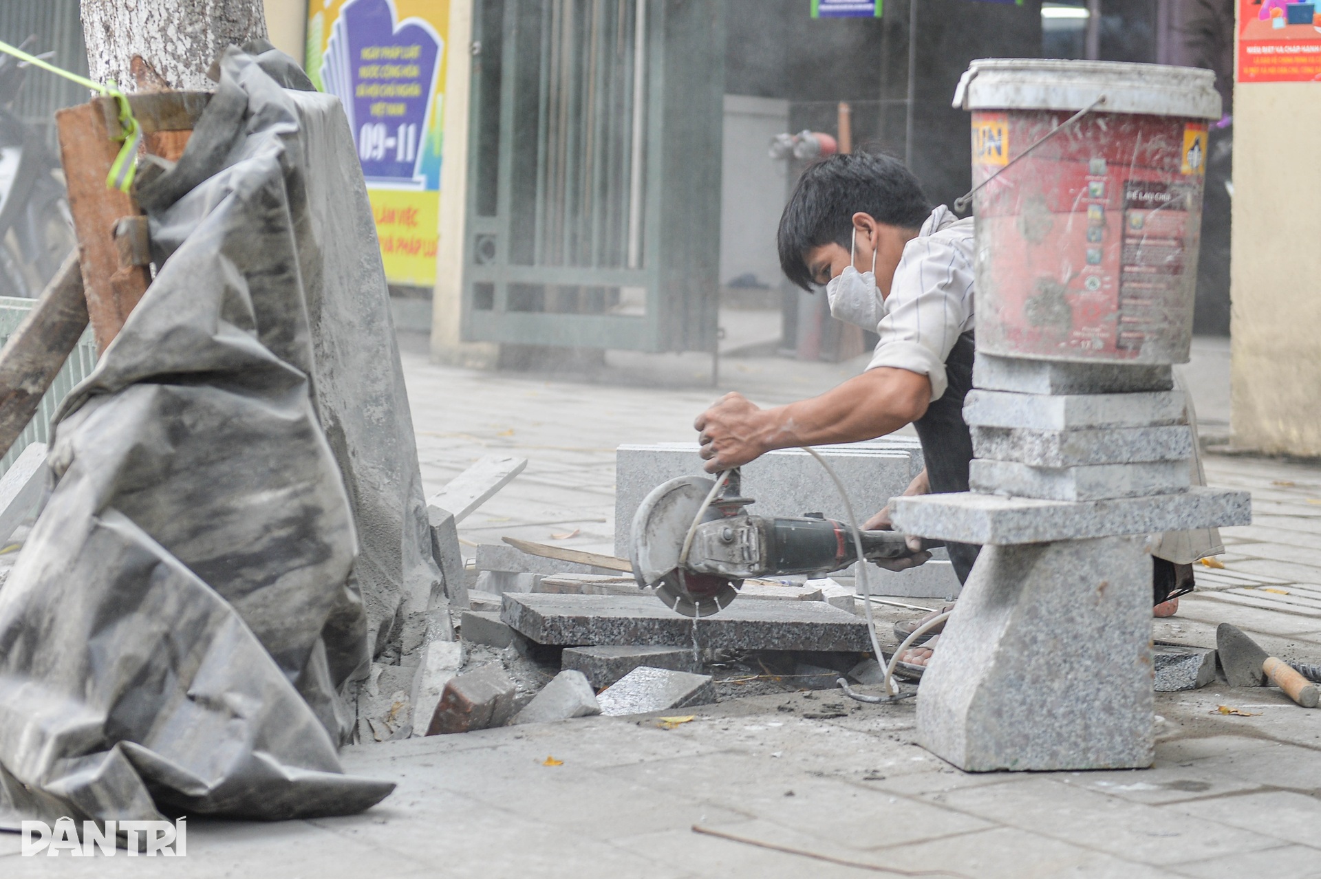 Dân Hà Nội khốn khổ vì bụi mù mịt, tiếng ồn inh tai từ lát đá vỉa hè - 8 Dân Hà Nội khốn khổ vì bụi mù mịt, tiếng ồn inh tai từ lát đá vỉa hè - 8