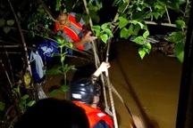 Cứu người đàn ông bị nước cuốn trôi gần 30m ở Đà Nẵng