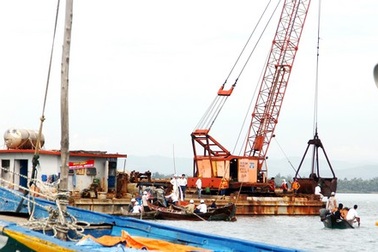 Hàng trăm người dân “dàn trận” ngăn cản nạo vét luồng cảng