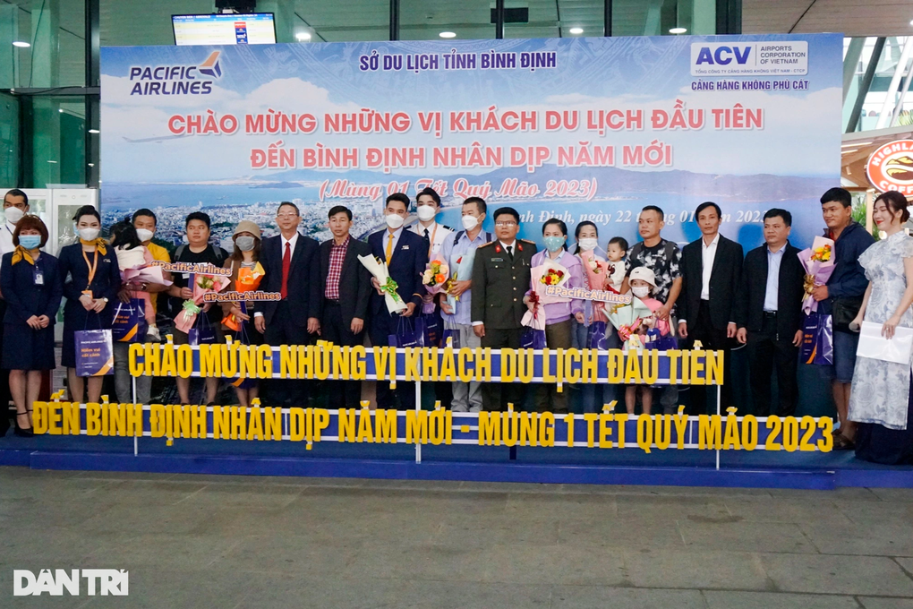 180 du khách xông đất đến Bình Định - 2 180 du khách xông đất đến Bình Định - 2