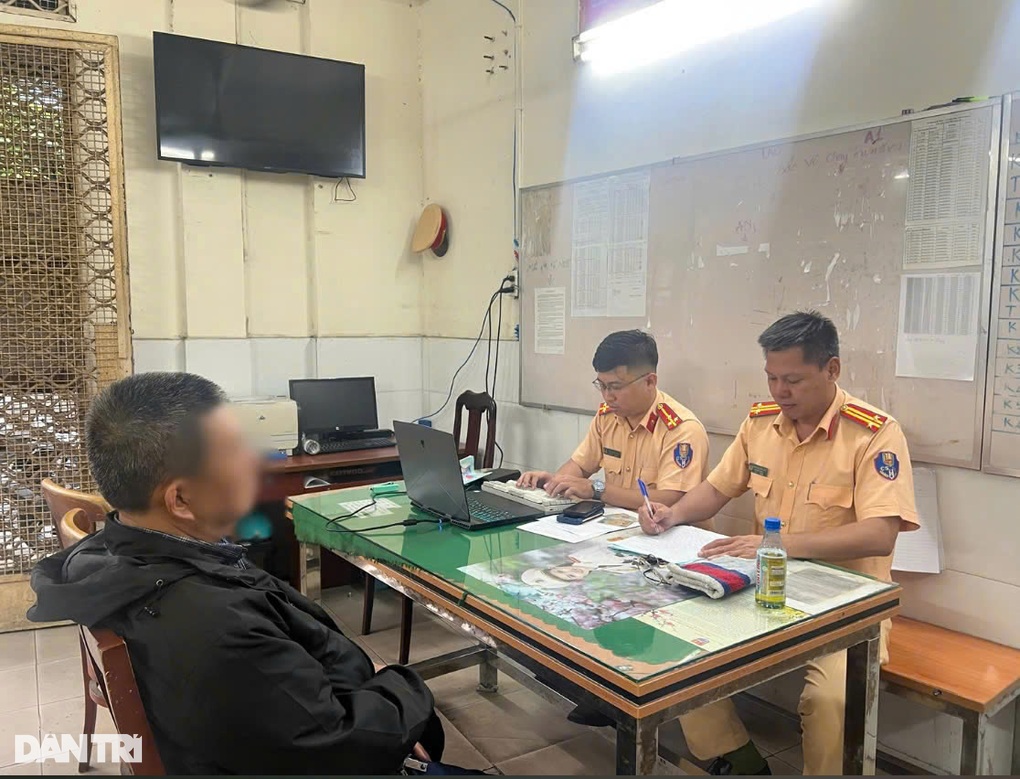 Sự thật về clip CSGT khống chế người đàn ông ở TPHCM - 2 Sự thật về clip CSGT khống chế người đàn ông ở TPHCM - 2