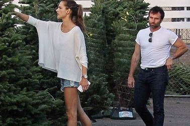 Alessandra Ambrosio giản dị đi mua cây thông Noel