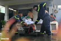 Cảnh sát bơm nước giải cứu khu dân cư bị ngập ở TPHCM