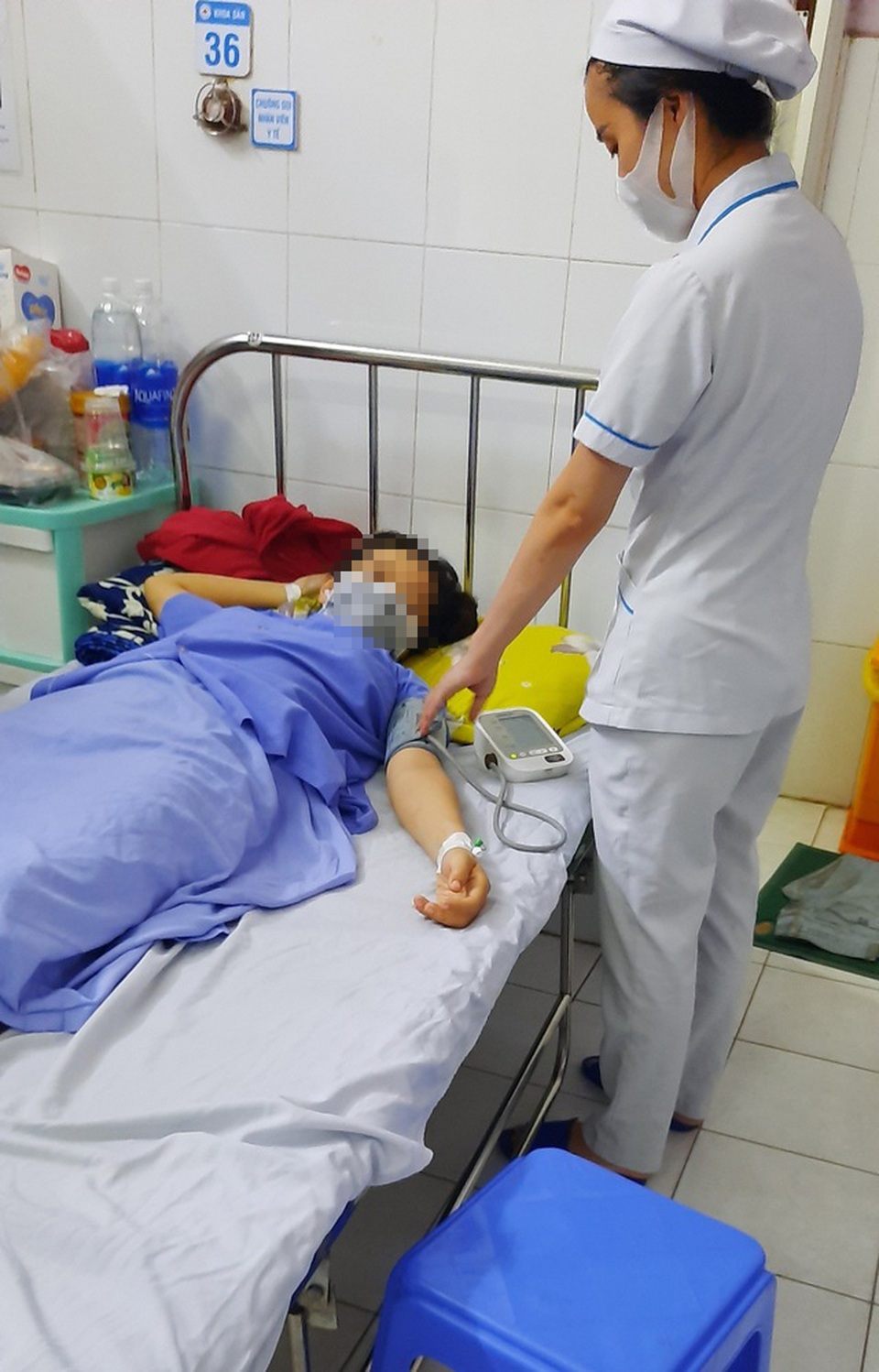 Nghi vấn người mẹ trẻ ném con vừa chào đời vào thùng rác - 2 Nghi vấn người mẹ trẻ ném con vừa chào đời vào thùng rác - 2