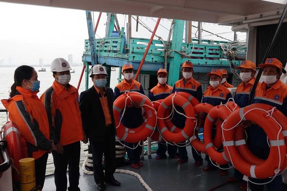 Cứu 7 thuyền viên trên tàu hỏng máy trong thời tiết khắc nghiệt - 3 Cứu 7 thuyền viên trên tàu hỏng máy trong thời tiết khắc nghiệt - 3