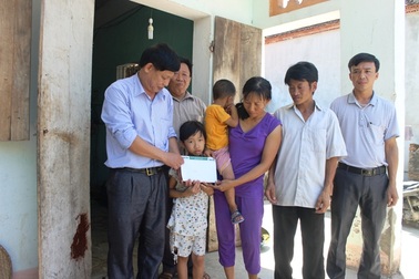 Gần 25 triệu đồng tiếp tục đến với gia đình chị Nguyễn Thị Tình