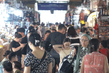 Chợ Bến Thành nhộn nhịp trong "ngày không tiền mặt"