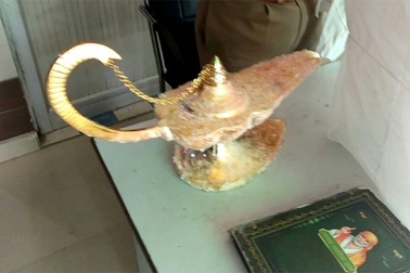 Chi 8 tỷ đồng mua “đèn thần của Aladdin” xong mới tá hoả biết bị lừa