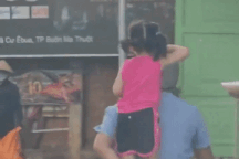 Người đàn ông cho bé gái "làm xiếc" trên yên xe máy