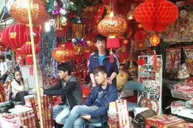 Sinh viên miệt mài làm thêm kiếm tiền trong dịp Tết