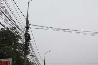 Hàng chục bóng đèn cao áp chiếu sáng giữa ban ngày