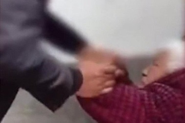 Phẫn nộ với con trai đánh mẹ già 90 tuổi vì không giữ nhà cửa gọn gàng