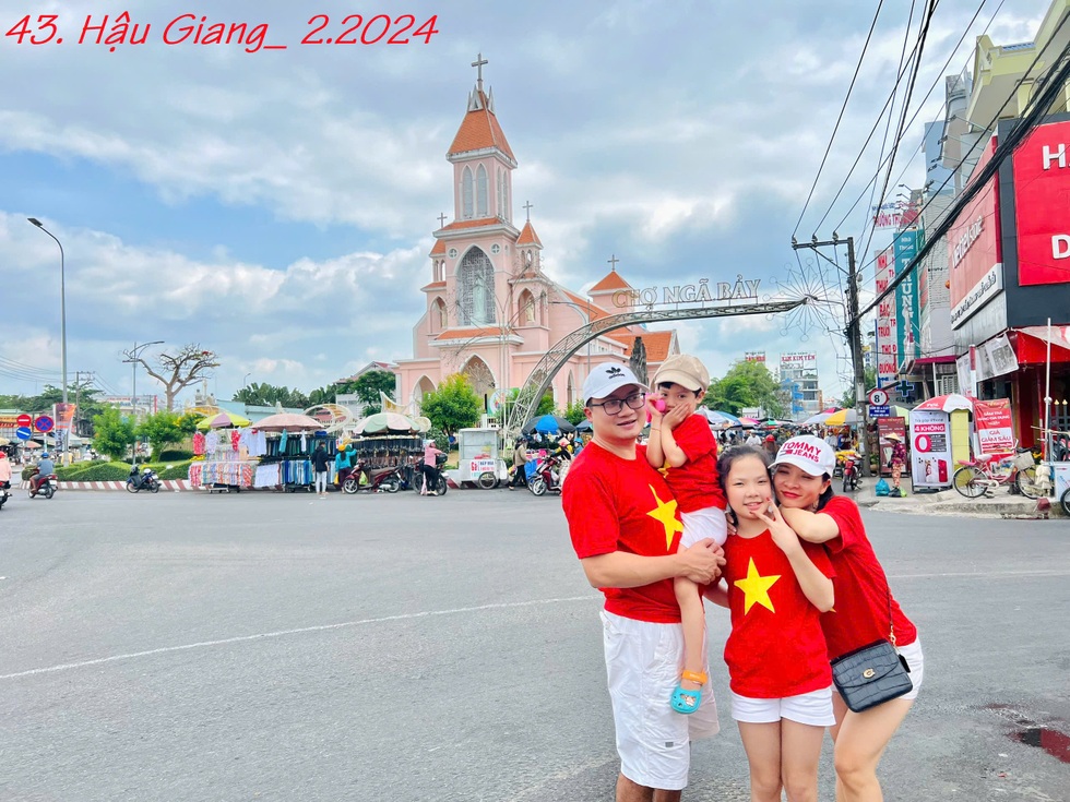Gia đình ở Hà Nội mặc áo cờ đỏ sao vàng đi khắp Việt Nam chụp ảnh - 10 Gia đình ở Hà Nội mặc áo cờ đỏ sao vàng đi khắp Việt Nam chụp ảnh - 10