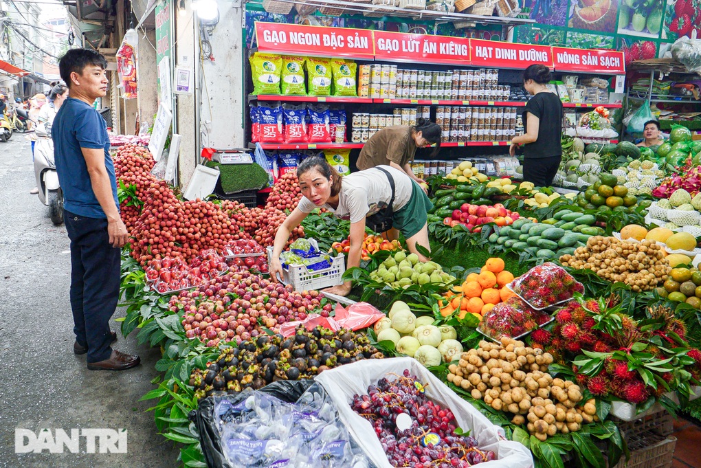 Tết Đoan Ngọ: Tiểu thương bán 2 tạ rượu nếp, hoa quả chốt đơn mỏi tay - 6 Tết Đoan Ngọ: Tiểu thương bán 2 tạ rượu nếp, hoa quả chốt đơn mỏi tay - 6