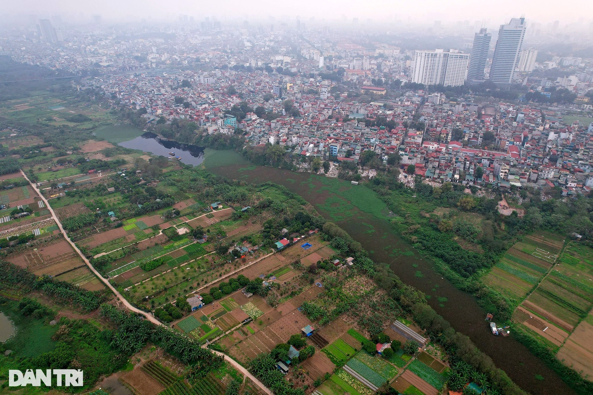 Bãi giữa sông Hồng bị chia cắt, dựng cổng sắt, quây lưới thép xí phần - 2 Bãi giữa sông Hồng bị chia cắt, dựng cổng sắt, quây lưới thép xí phần - 2