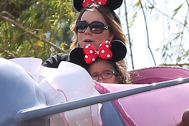 Mariah Carey nhí nhảnh đi chơi tại Disneyland
