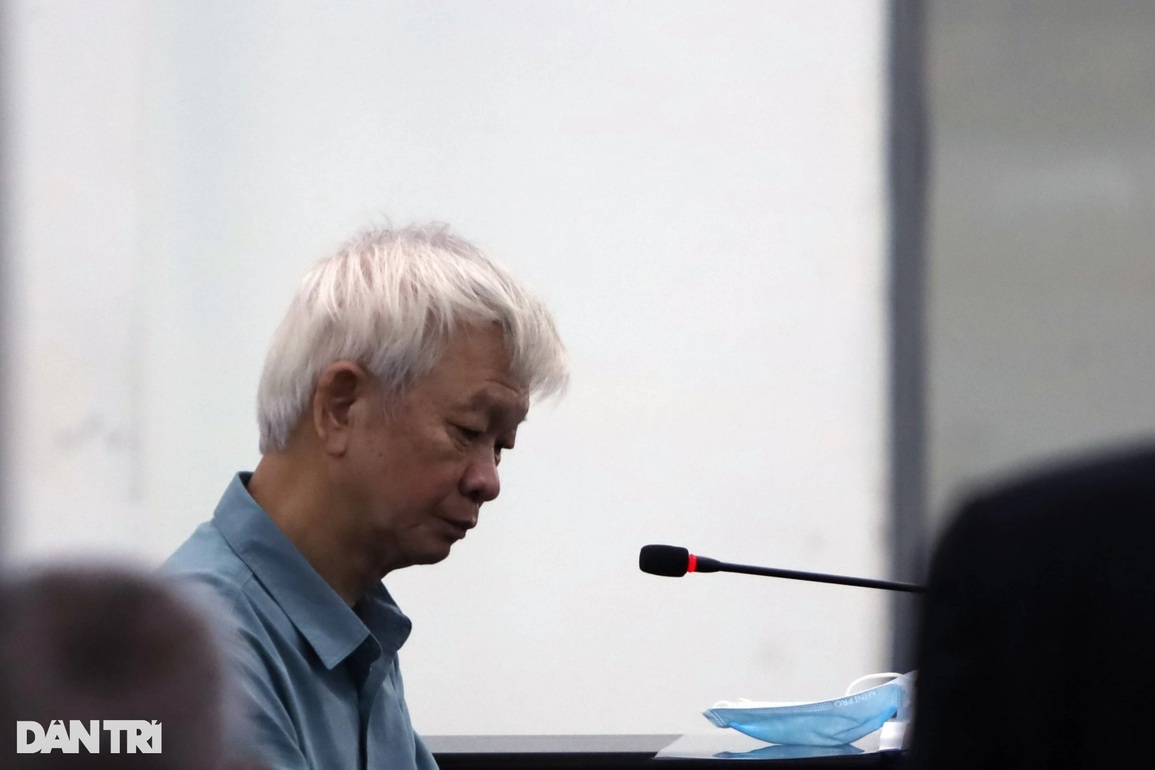 Cựu Chủ tịch tỉnh khóc nghẹn khi tự bào chữa trước tòa - 1 Cựu Chủ tịch tỉnh khóc nghẹn khi tự bào chữa trước tòa - 1