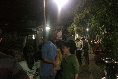 Cháu nội tá hoả thấy bà nằm thoi thóp trong nhà tắm