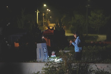 Những người phụ nữ làm công việc trông mộ, "giúp việc" cho... người chết