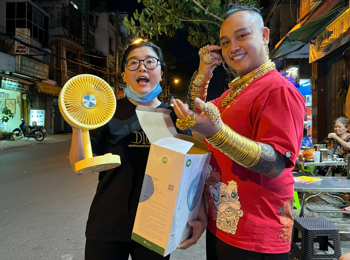 Chủ quán dát vàng cơ thể, trầy tay trộn chân gà vẫn không tháo - 6 Chủ quán dát vàng cơ thể, trầy tay trộn chân gà vẫn không tháo - 6