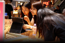 Lao động nghèo lương 5 triệu lo không có dư, chuyên gia "mách" cách đầu tư