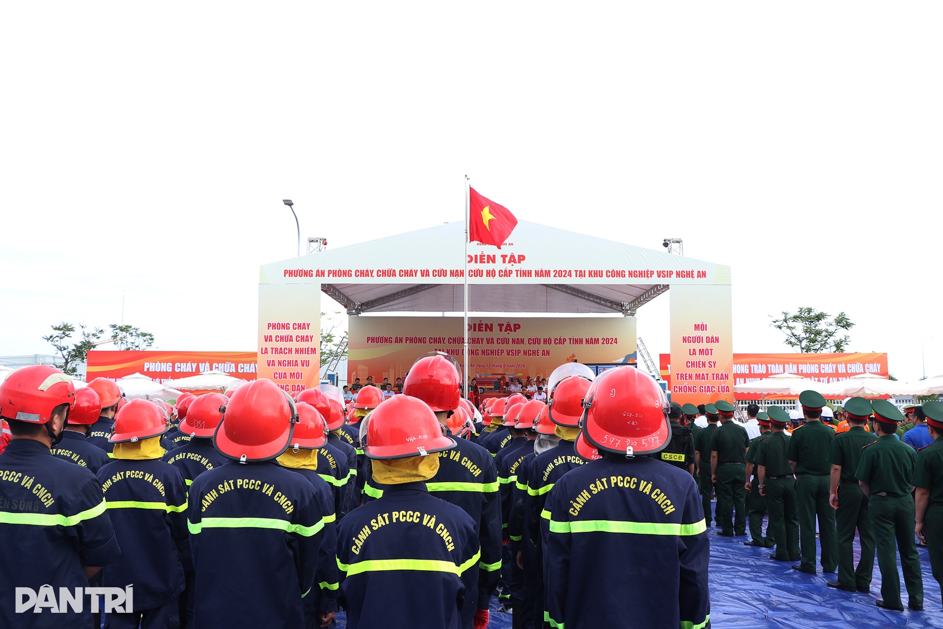 Diễn tập tình huống cháy khu ký túc có 600 công nhân - 1 Diễn tập tình huống cháy khu ký túc có 600 công nhân - 1