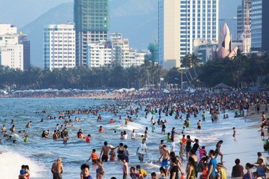 PGS-TS Trần Đình Thiên: “Du lịch tắm biển chưa làm cho miền Trung giàu”