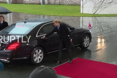 Xe chở Thủ tướng May gặp sự cố khi gặp bà Merkel