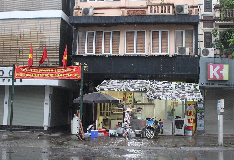 Lác đác quán hàng mở cửa trong ngày đầu Hà Nội dừng cách ly xã hội - 7 Lác đác quán hàng mở cửa trong ngày đầu Hà Nội dừng cách ly xã hội - 7