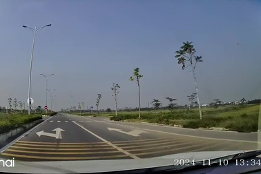 Xe Mercedes băng qua giao lộ như chốn không người, xe tải phanh dúi dụi