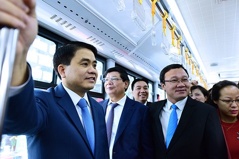 Chủ tịch Hà Nội trải nghiệm xe buýt nhanh trong ngày đầu khai trương