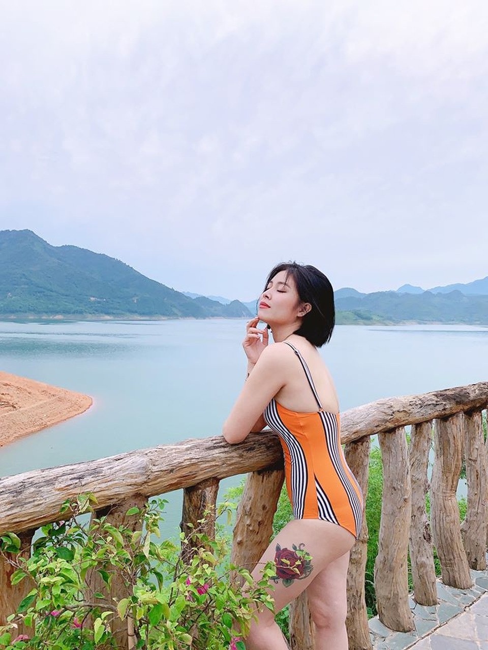 MC Hoàng Linh diện áo tắm, khoe thân hình gợi cảm ở hồ bơi - 6 MC Hoàng Linh diện áo tắm, khoe thân hình gợi cảm ở hồ bơi - 6
