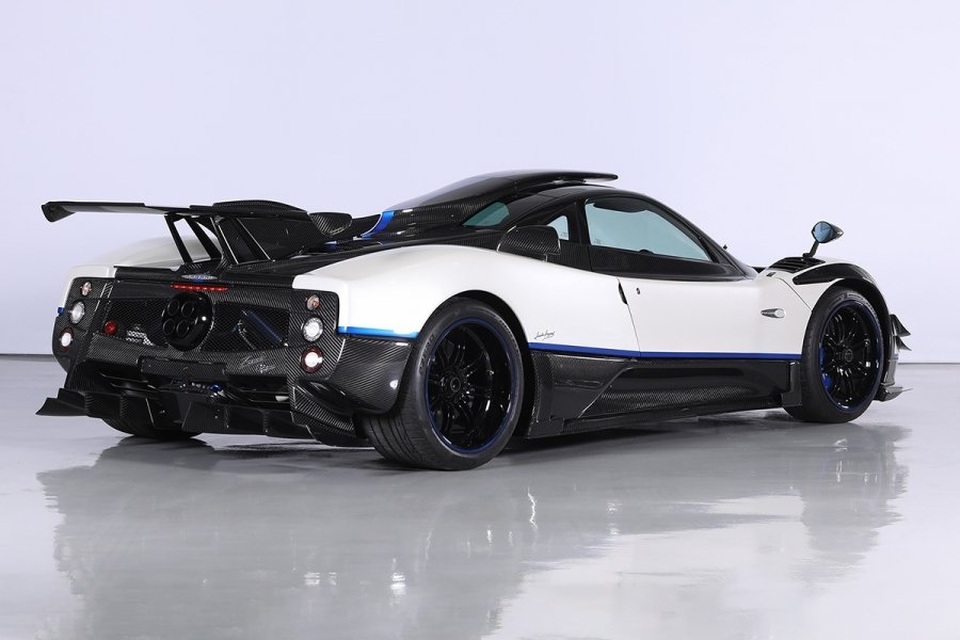 Cận cảnh siêu xe Pagani Zonda Riviera độc nhất giá 5,5 triệu USD - 4 Cận cảnh siêu xe Pagani Zonda Riviera độc nhất giá 5,5 triệu USD - 4