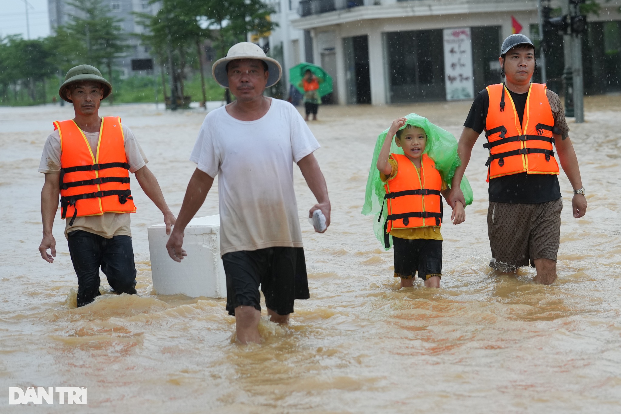 Xuyên đêm tiếp tế lương thực cho người dân vùng lũ Thái Nguyên - 9