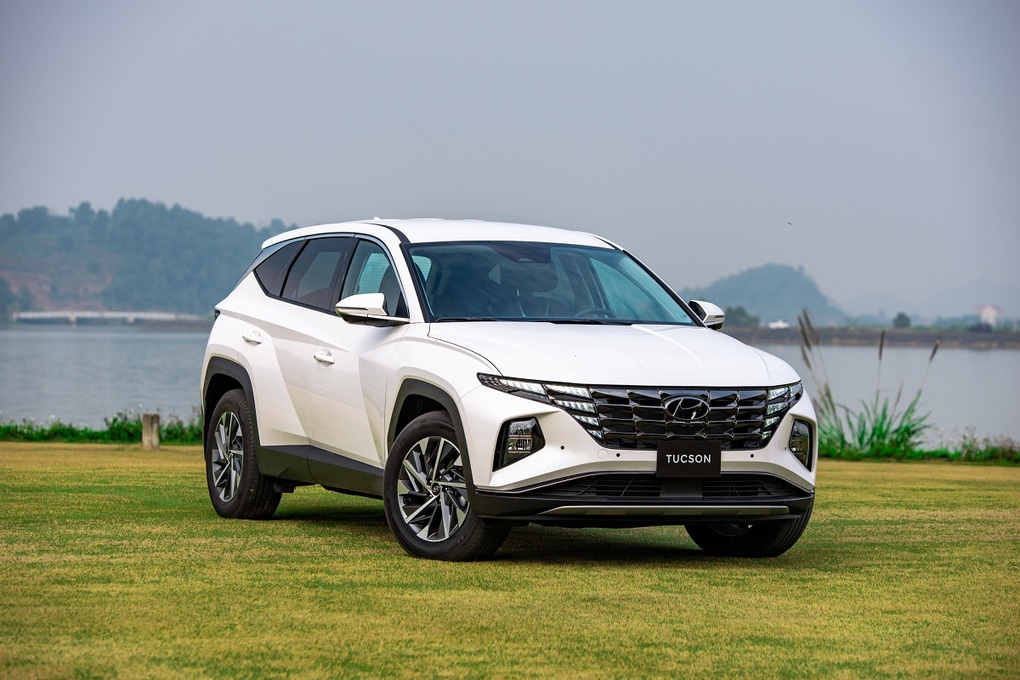 Hyundai Tucson và Santa Fe đồng loạt tăng giá, đắt thêm 30-90 triệu đồng - 1