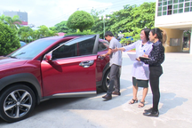 3 bố con ở Hải Phòng ngủ trong ô tô trốn mất điện, con gái tử vong