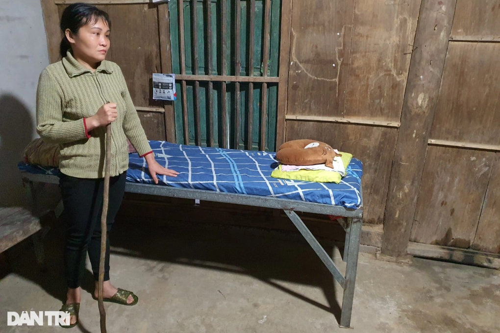 Nữ sinh khóc nghẹn ôm mẹ mù lòa: Con không có cha, xin cô bác giúp đỡ - 4 Nữ sinh khóc nghẹn ôm mẹ mù lòa: Con không có cha, xin cô bác giúp đỡ - 4