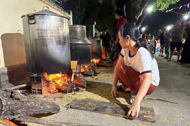 Người dân Đồng Nai thâu đêm gói bánh chưng, bánh tét gửi về vùng lũ