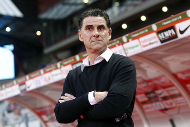 HLV Tholot: "Các cầu thủ Pau FC nên đổi nghề"