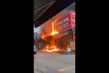 Hiện trường vụ cháy cửa hàng kinh doanh đồ mẹ và bé ở Hà Tĩnh