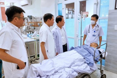 Đình chỉ bếp ăn khiến 127 công nhân đóng tàu ngộ độc