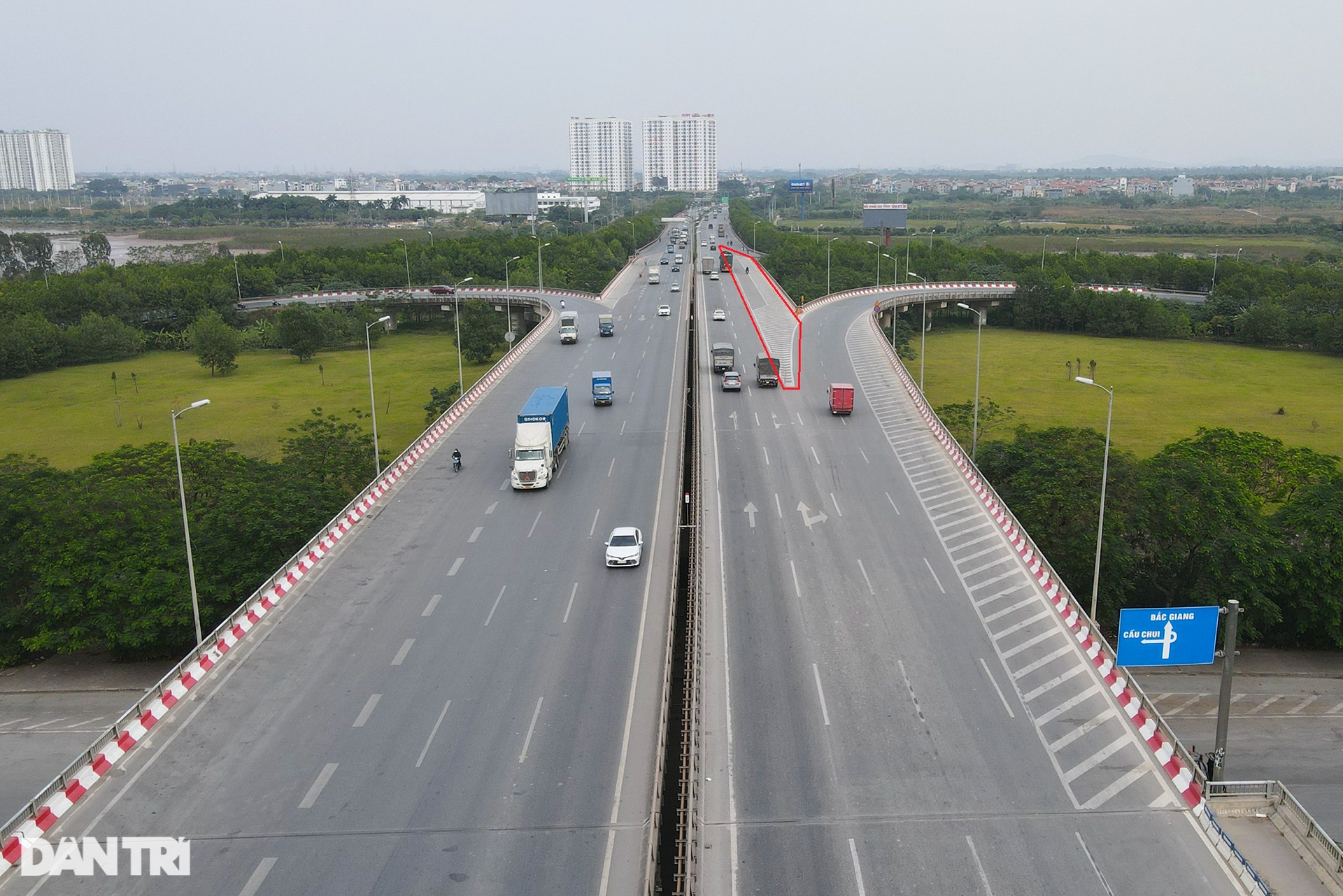 Phát hiện thêm nhiều vạch xương cá ở Hà Nội gây bức xúc người đi đường - 10 Phát hiện thêm nhiều vạch xương cá ở Hà Nội gây bức xúc người đi đường - 10