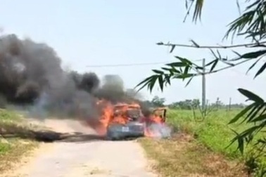Đi trên đường có nhiều rơm rạ, xe ô tô bất ngờ bốc cháy trơ khung