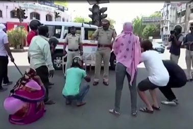 Cảnh sát Ấn Độ phạt roi, hít đất người dân không tuân thủ lệnh phong toả