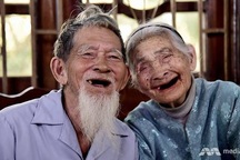 Báo nước ngoài viết về cặp vợ chồng già giữ nghề trồng rau sạch ở Việt Nam