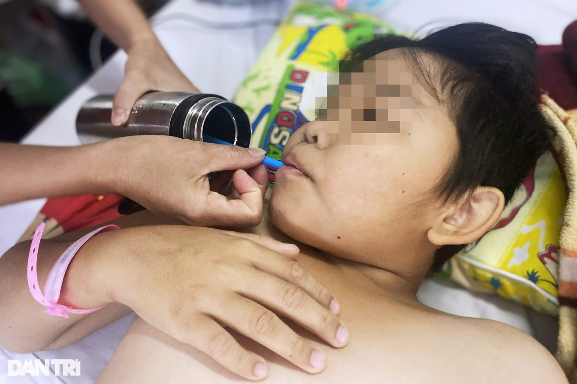 Mẹ nghèo nén nỗi đau thấu trời mất con út, lo tiền cứu con lớn nguy kịch - 5 Mẹ nghèo nén nỗi đau thấu trời mất con út, lo tiền cứu con lớn nguy kịch - 5