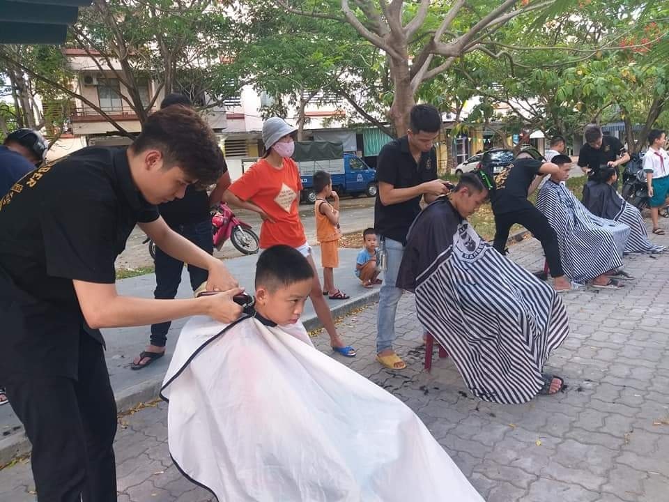Nhóm bạn trẻ tình nguyện cắt tóc miễn phí cho người nghèo ở Đà Nẵng - 1