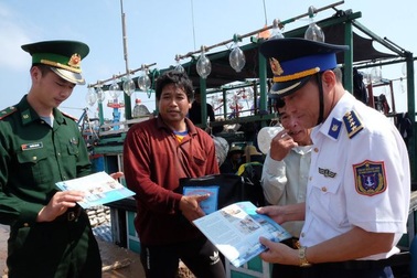 Cảnh sát biển đồng hành với ngư dân đảo tiền tiêu