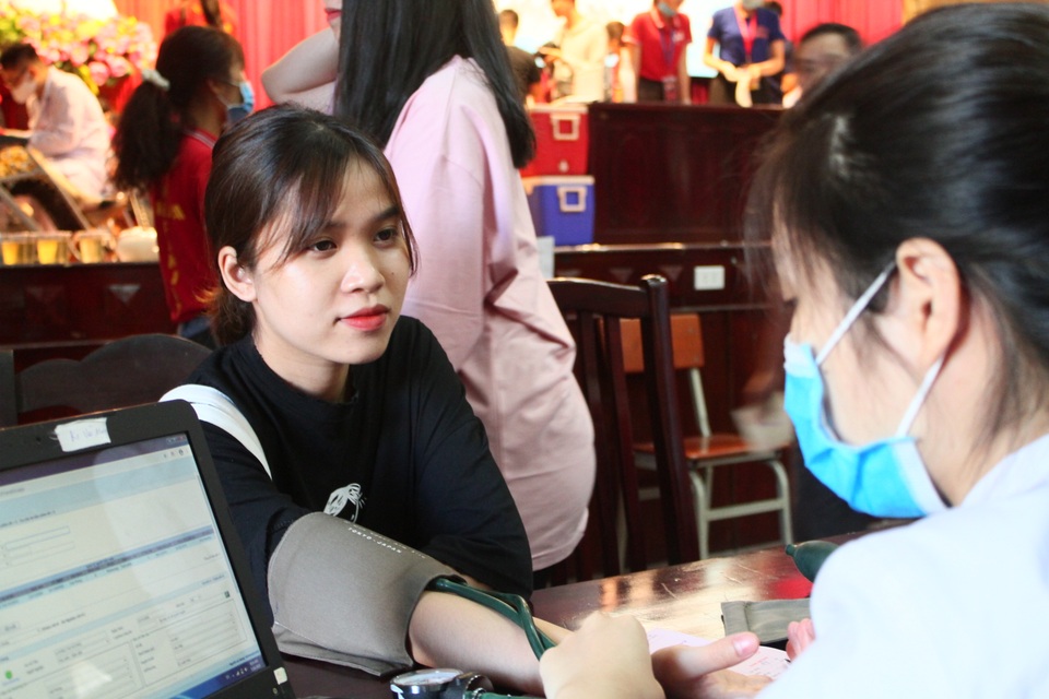 Thầy trò trường Báo nô nức tham gia ngày hội hiến máu tình nguyện - 5 Thầy trò trường Báo nô nức tham gia ngày hội hiến máu tình nguyện - 5
